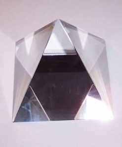 Piramida Feng Shui din cristal optic